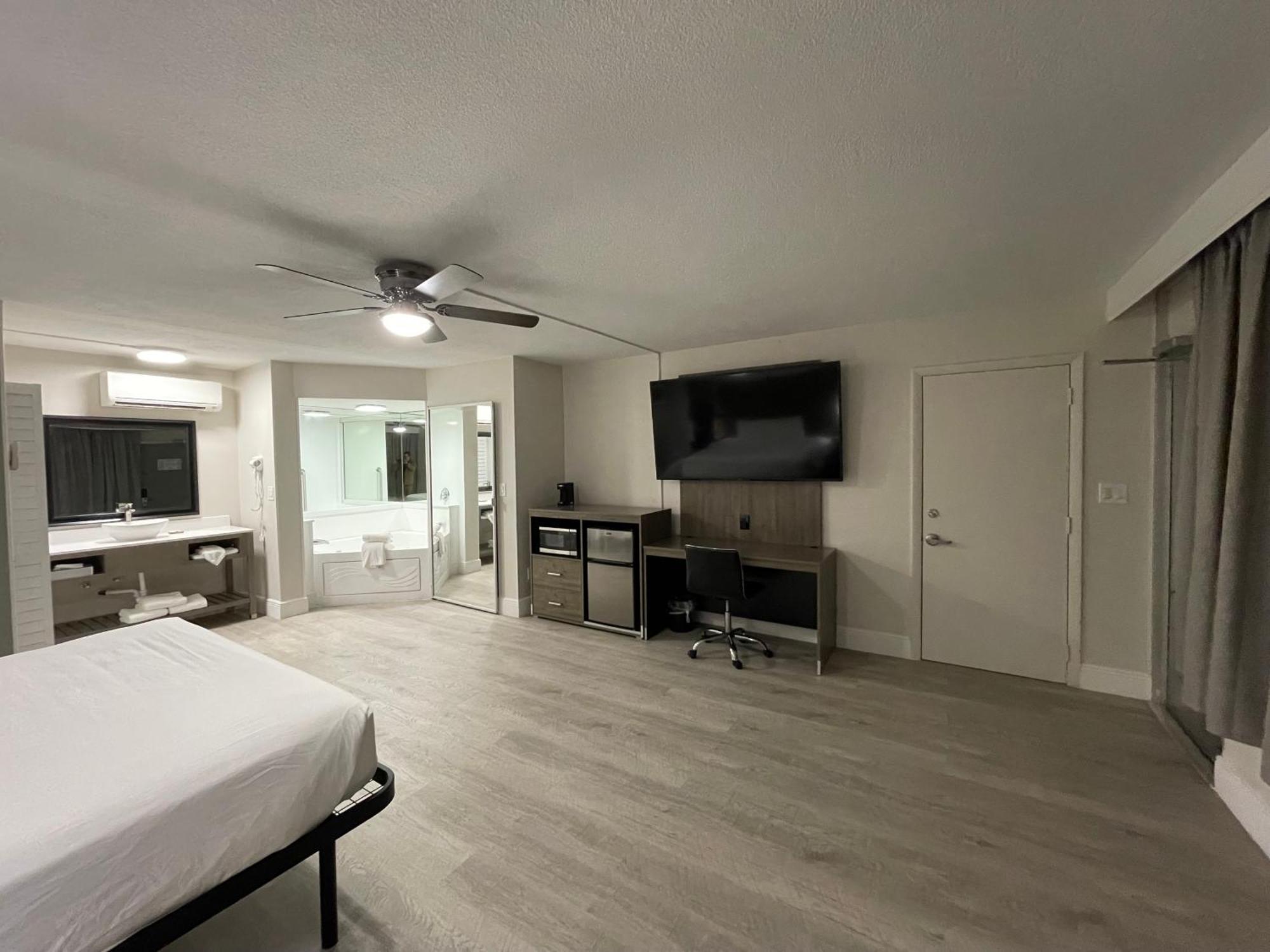 Quality Inn & Suites Airport-Cruise Port Χόλιγουντ Εξωτερικό φωτογραφία