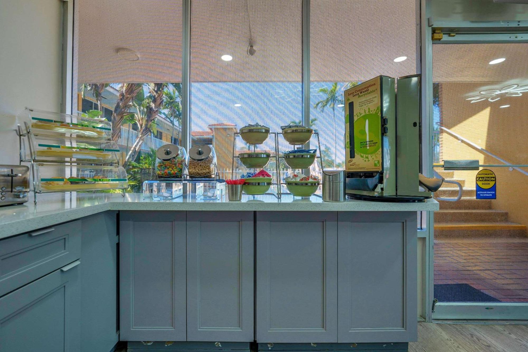 Quality Inn & Suites Airport-Cruise Port Χόλιγουντ Εξωτερικό φωτογραφία