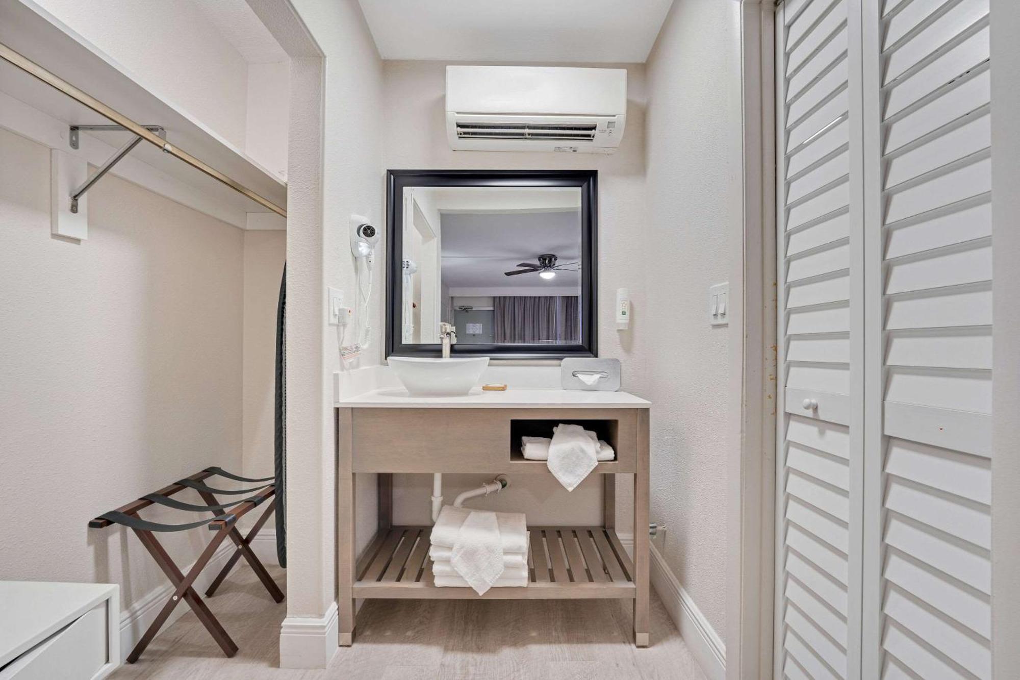 Quality Inn & Suites Airport-Cruise Port Χόλιγουντ Εξωτερικό φωτογραφία